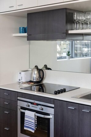 Eine moderne Küche mit Backofen, Wasserkocher und Toaster.