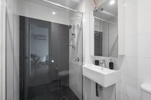 Bathroom - West Edge Urban Outlook near Gardens and Markets (West Melbourne)