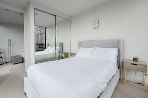 Room - West Edge Urban Outlook near Gardens and Markets (West Melbourne)