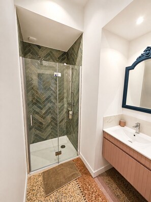 Bathroom - Vrbo Property (Abeilhan)