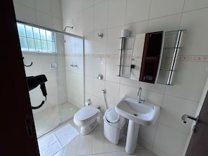 Shower, hair dryer, towels, soap - Pousada São Nicolau (Cachoeira Paulista)