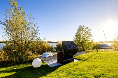 Seebrise Vacation Home - Private Beach with Direct Access to the Lake, Rowboat & Sauna
