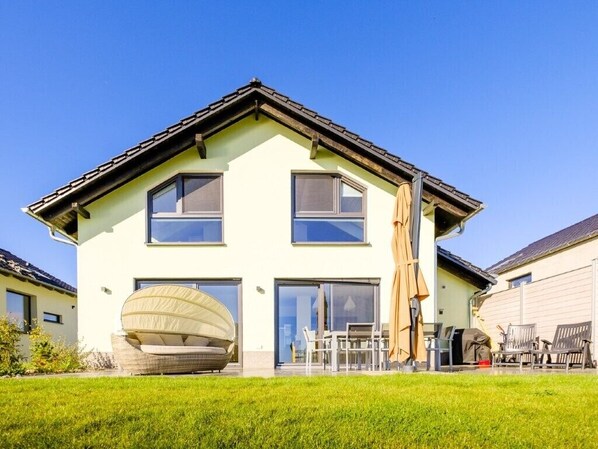 Outdoor dining - Vrbo Property (Löbnitz)