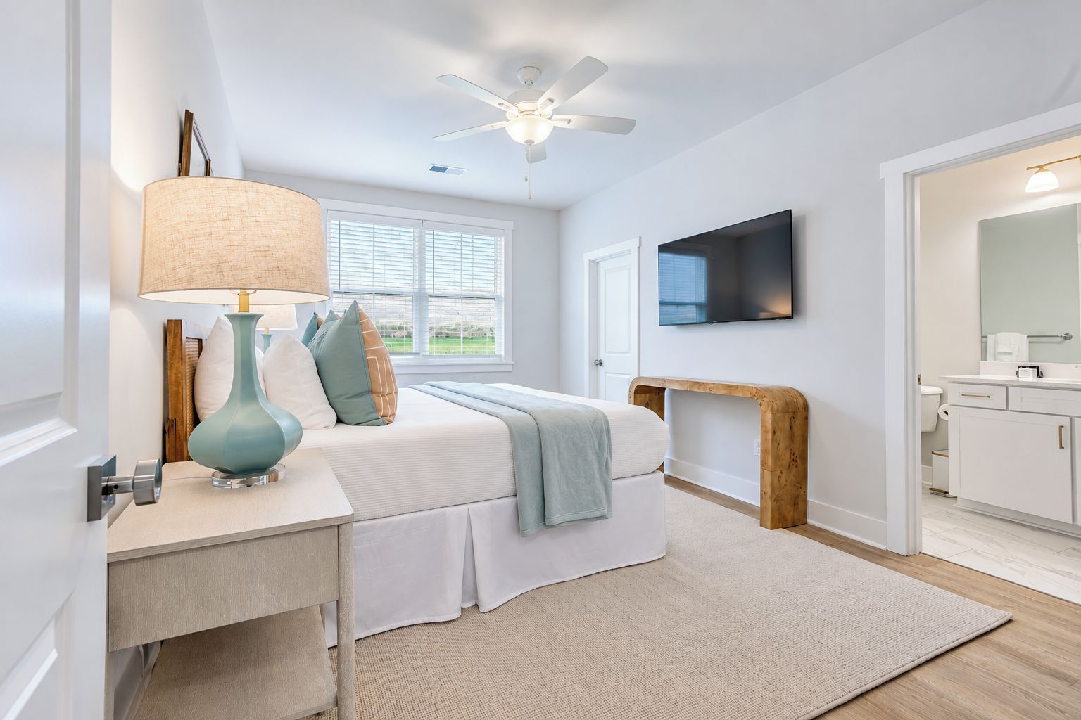 Iron/ironing board, WiFi (free), bed sheets