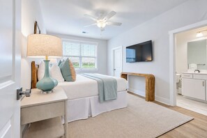 A bedroom with a bed, bedside table, lamp, and a ceiling fan. - The Rebel Reserve-2mi to Sq. & Campus-Velvet Ditch (Oxford)