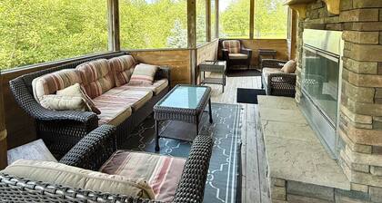 Charming riverfront 3-bedroom house in St. George perfect for your getaway