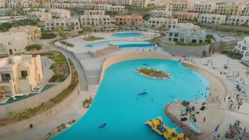 Un quartier résidentiel doté d’une grande piscine, entourée d’immeubles modernes.