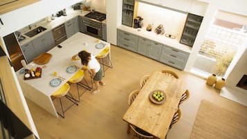 Una cocina moderna con una isla central, mesa y sillas.