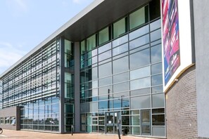 Ein modernes Gebäude mit großen Glasfenstern und einer Ziegelaußenwand.