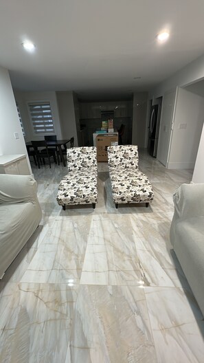 Living area - 5 bedroom house sleeps 12 people (Surrey)