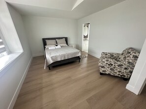 Room - 5 bedroom house sleeps 12 people (Surrey)