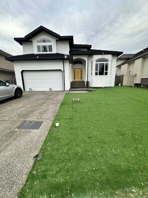 Exterior - 5 bedroom house sleeps 12 people (Surrey)
