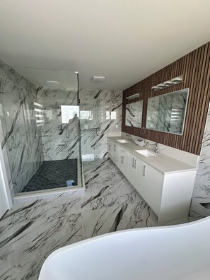 Bathroom - 5 bedroom house sleeps 12 people (Surrey)