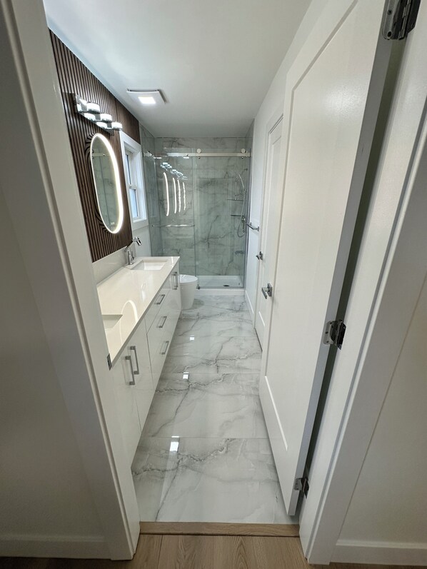 Bathroom - 5 bedroom house sleeps 12 people (Surrey)
