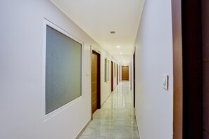 Un passadís llarg i estret amb portes a ambdós costats, que condueix a habitacions individuals.