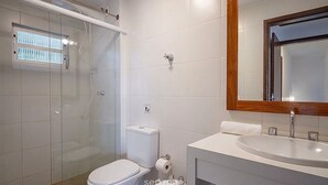 A bathroom with a shower, toilet, sink, and a mirror. - Beautiful Beachfront House Santo Antonio Cda1647 (Florianópolis)