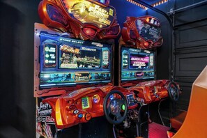 Arcade racing game machines with multiple screens and steering wheels. - private pool + spa + game room + near Coachella | Family & Group Friendly (Indio)