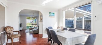 Coastal Grove—Sunlit Stay near Beach & Hot Springs