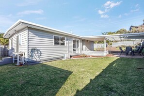 Ein eingeschossiges Haus mit überdachter Terrasse.