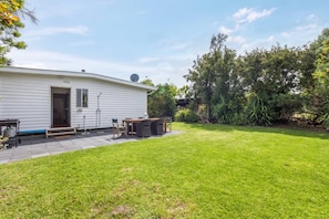 A single-story mobile home with a patio area, a small deck, and a well-maintained lawn. - Bayside Cottage Leafy Stay near Rye Beach and Dining (Rye)
