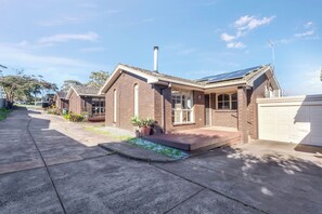 Exterior - Peninsula Breeze Light Filled Retreat near Beaches (Mornington)