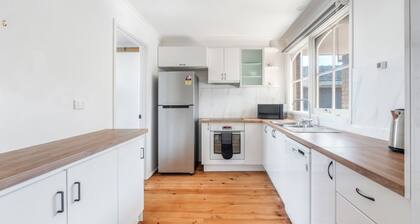 Peninsula Breeze Light Filled Retreat near Beaches