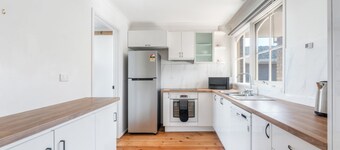 Peninsula Breeze Light Filled Retreat near Beaches