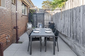 Outdoor dining - Peninsula Breeze Light Filled Retreat near Beaches (Mornington)
