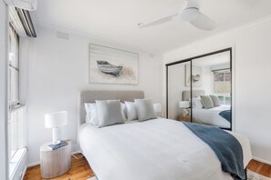 Room - Peninsula Breeze Light Filled Retreat near Beaches (Mornington)