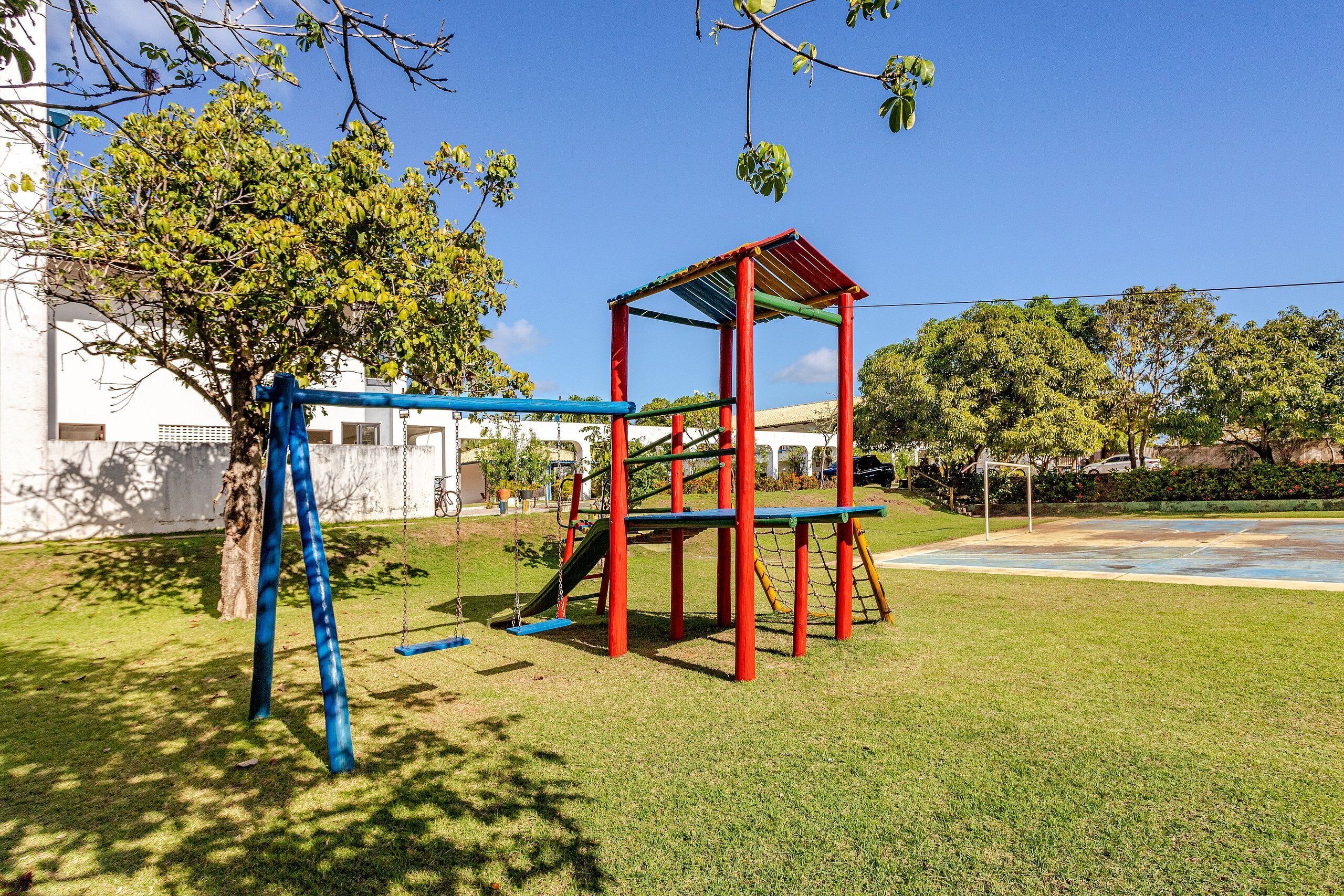 Un parque infantil con columpios y una estructura para escalar.