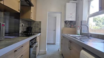 Kühlschrank, Mikrowelle, Ofen, Wasserkocher