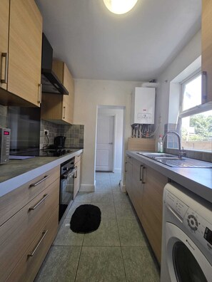 Unclassified image, 4 of 8, button - Beautiful 3 bedroom house near Ipswich railway station (Ipswich)