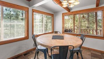 House, 2 Bedrooms, Balcony, Mountain View | Dining