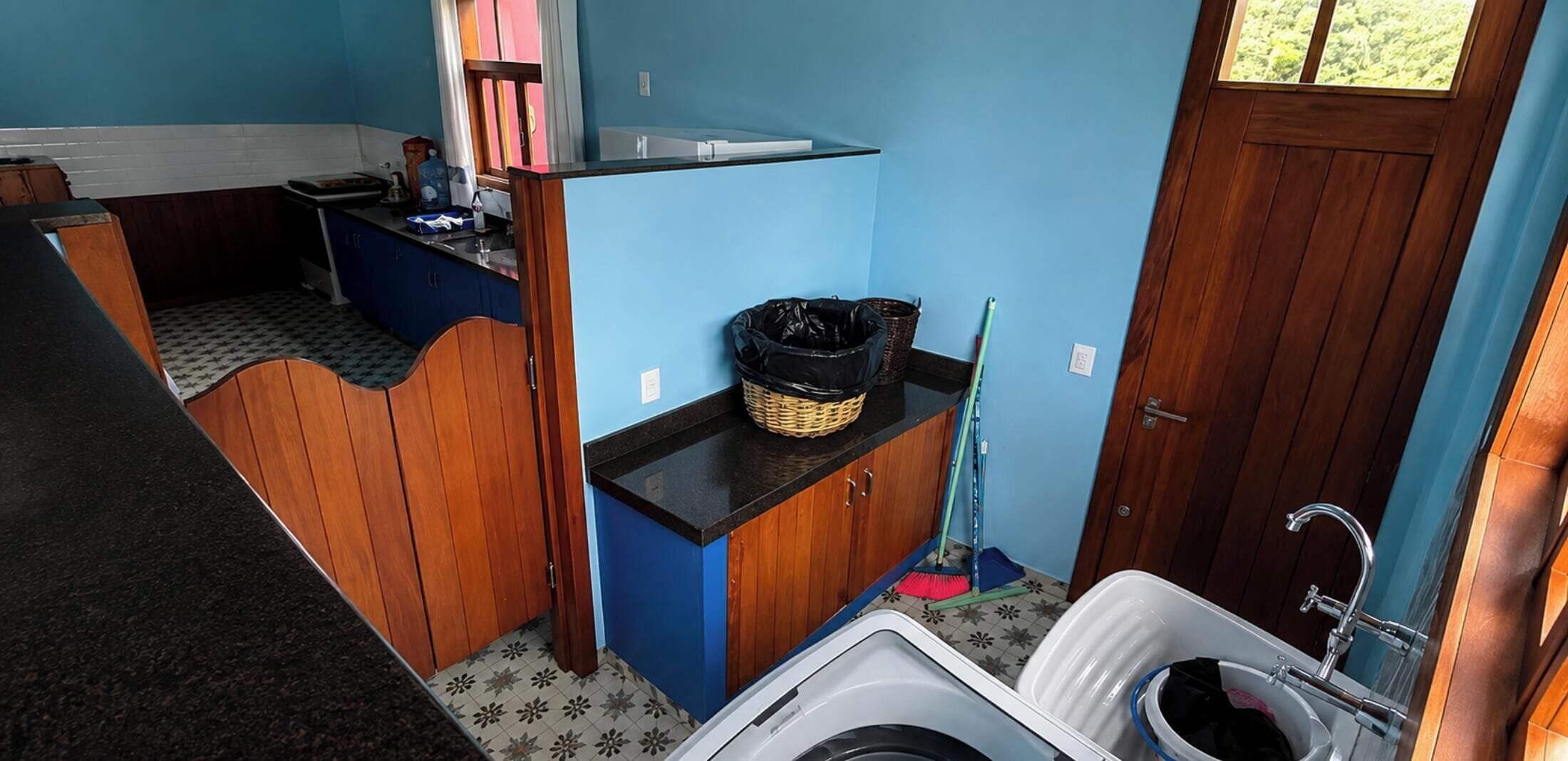 Sítio dos Carvalhos com Hidromassagem e Lareira - Rancho Queimado-SC | Private kitchen | Fridge, cookware/dishes/utensils, dining table