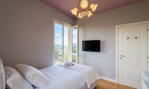 Room - Vrbo Property (Santa Vittoria d'Alba)