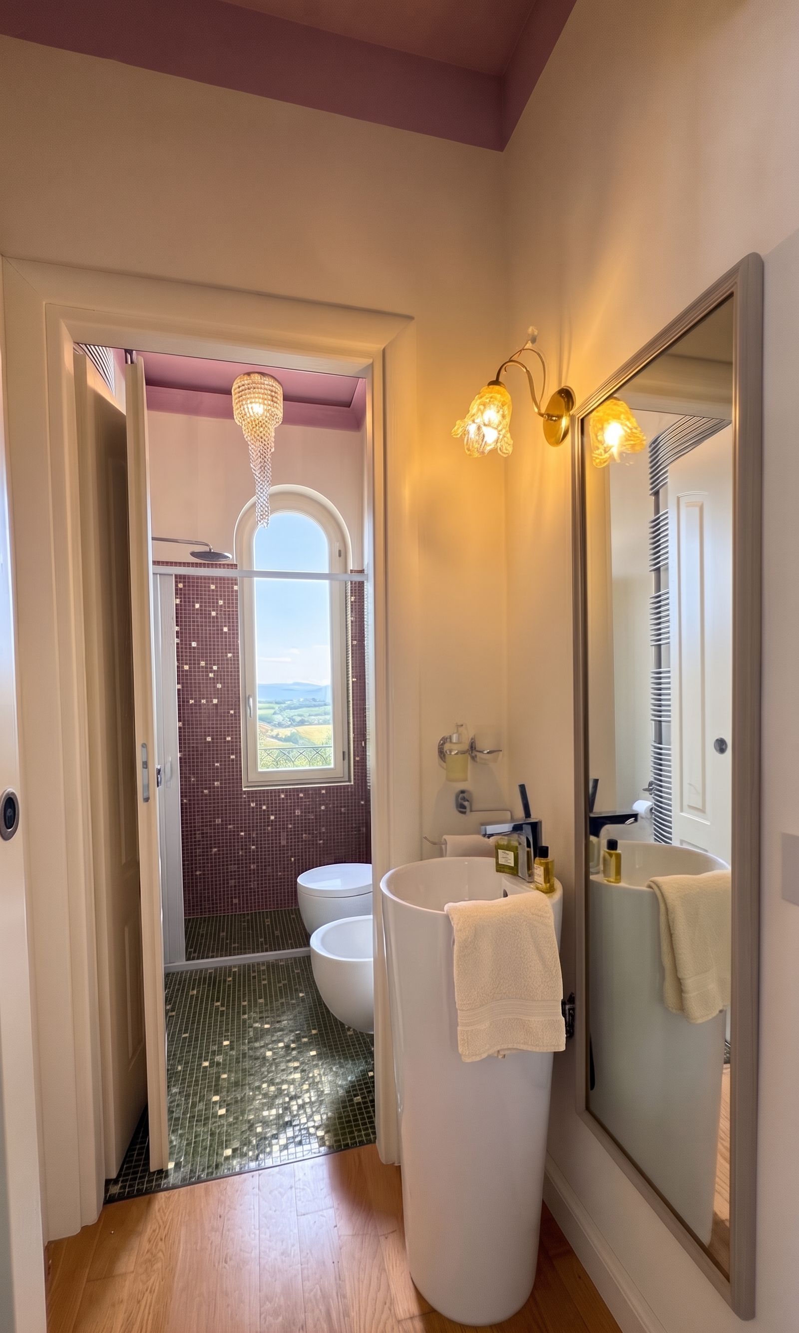 Une salle de bain avec un grand miroir, une baignoire, un lavabo et des toilettes.