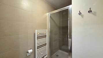 Douche, serviettes fournies
