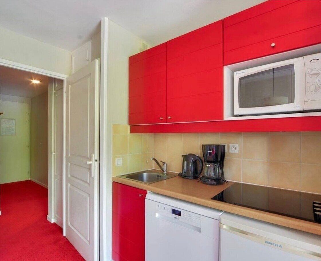 Coffee/tea maker, fridge, microwave, dishwasher