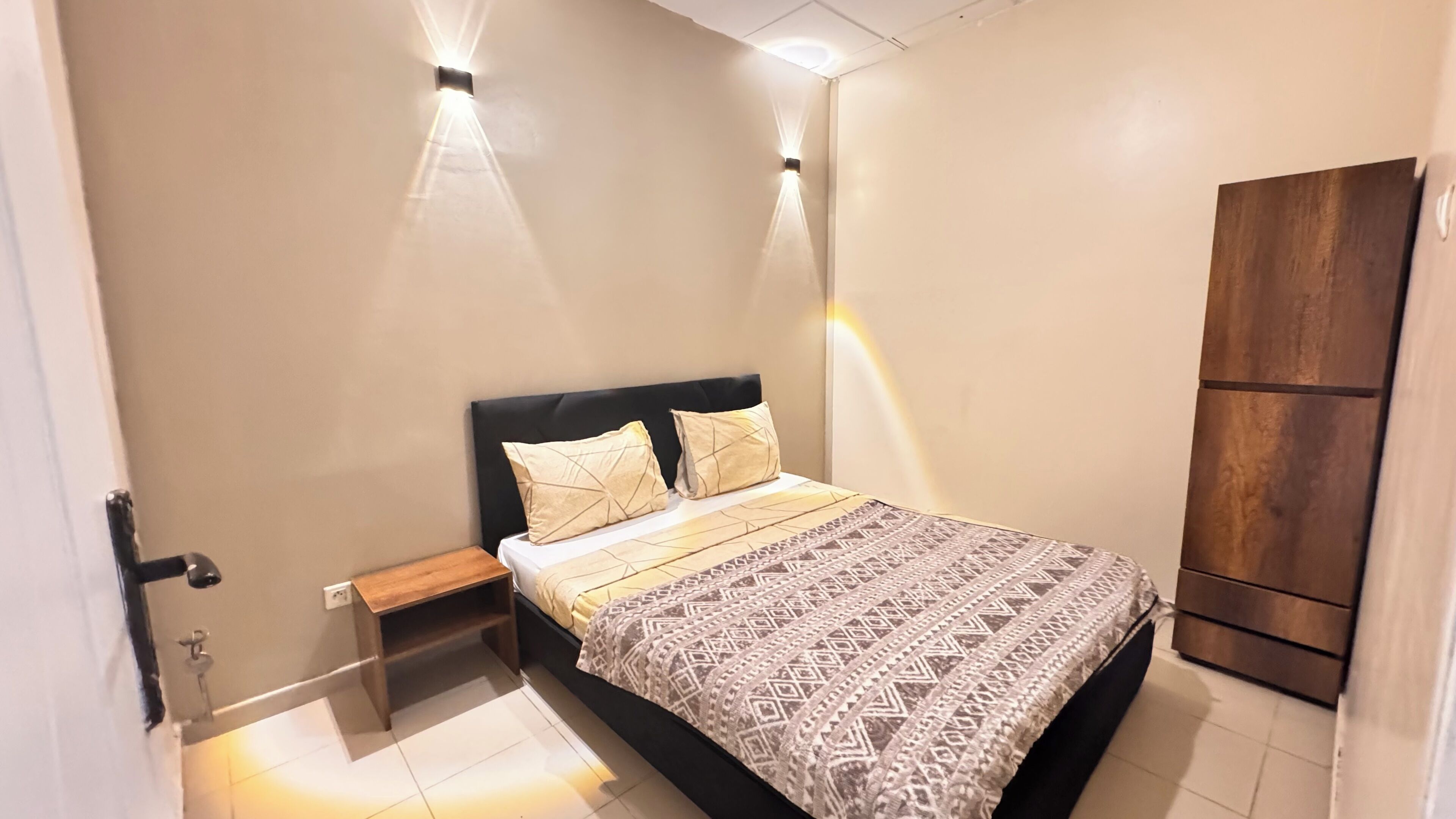 Una camera da letto con un letto, comodini e un armadio.