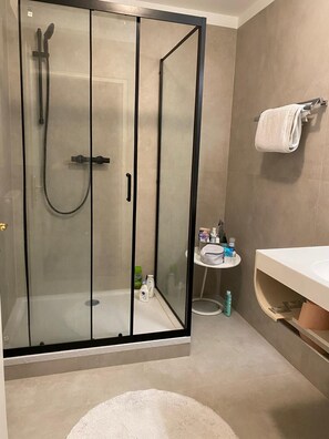 Bathroom - Comfortable 3 Bedroom within walking distance to Stadt Park Hilton. (Vienna)