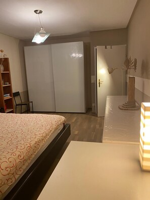 Room - Comfortable 3 Bedroom within walking distance to Stadt Park Hilton. (Vienna)