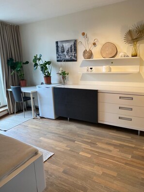 A modern kitchen with a dining area, wooden flooring, and a potted plant. - Comfortable 3 Bedroom within walking distance to Stadt Park Hilton. (Vienna)