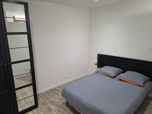 Room - Vrbo Property (Gignac)