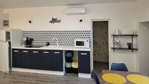 Coffee/tea maker, fridge, microwave, stovetop