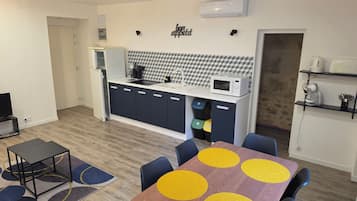 Coffee/tea maker, fridge, microwave, stovetop