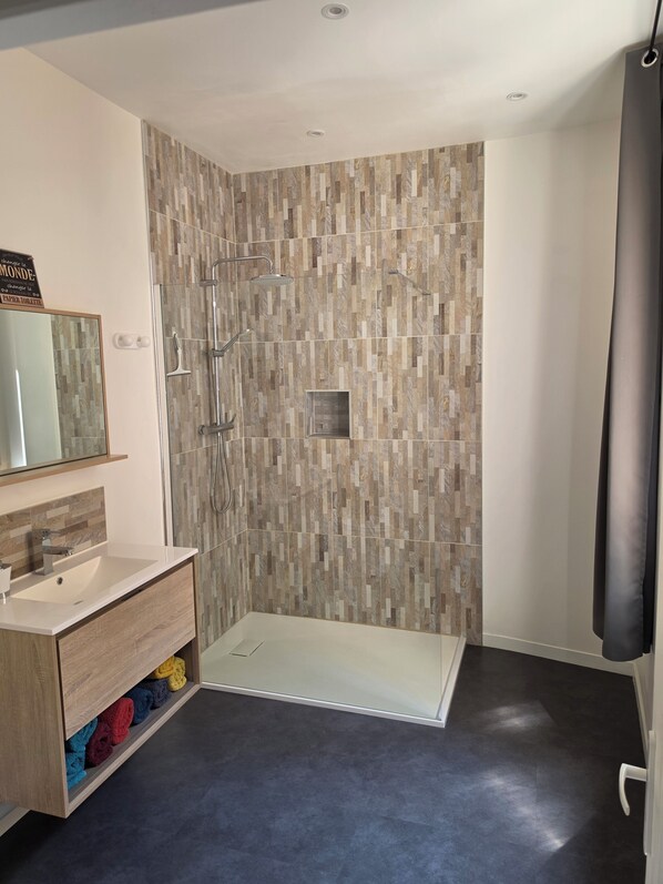 Bathroom - Vrbo Property (Gignac)