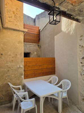 Outdoor dining - Vrbo Property (Gignac)