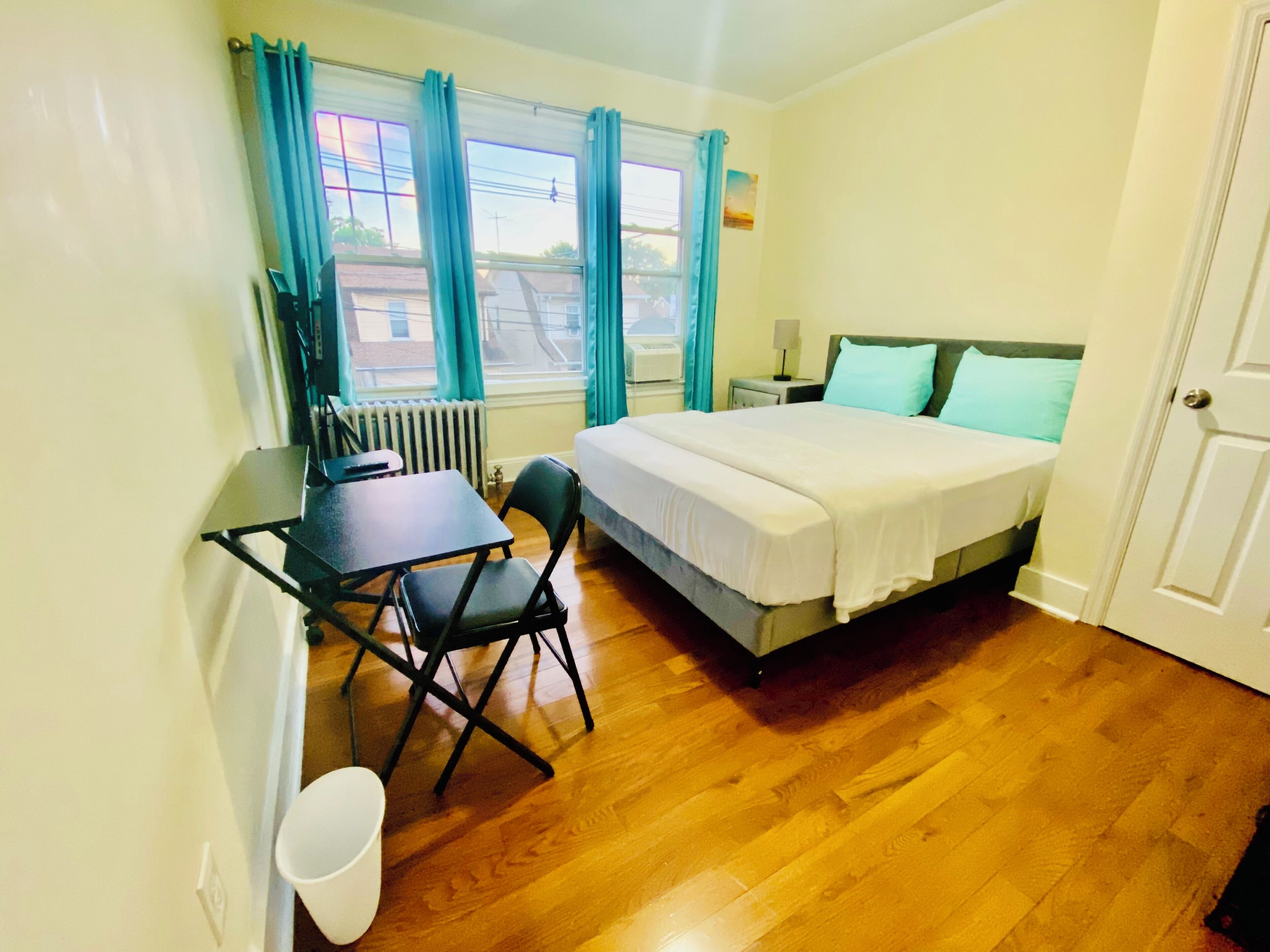Une chambre à coucher avec un lit, un bureau et une chaise.