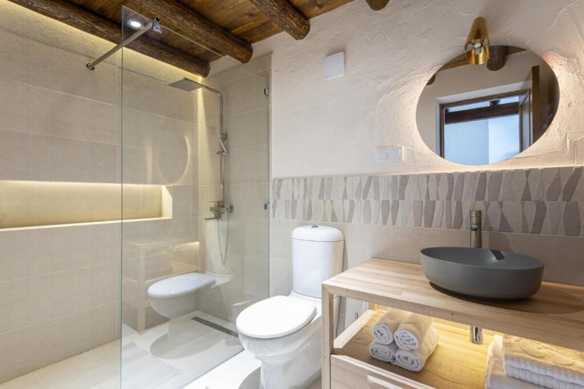 ห้องคลาสสิกสตูดิโอสวีท, ลานระเบียง, วิวสวนหย่อม | ห้  องน้ำ | ฝักบัว, ของใช้ในห้องน้ำฟรี, ไดร์เป่าผม, รองเท้าสวมภายในห้อง