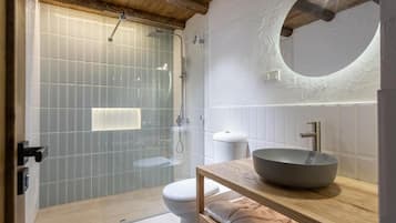 Classic Studio, Balcony, Courtyard View | Bathroom | Shower, free toiletries, hair dryer, slippers